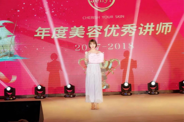 莫蕙妍領取榮譽證書