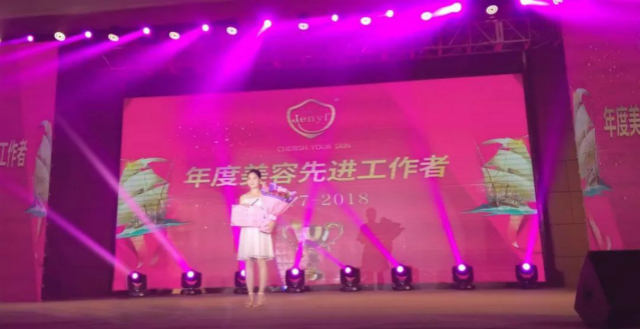 趙以蕊領取榮譽證書