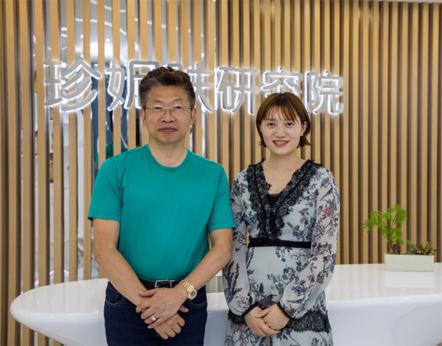 韓雨化妝品與莫蕙妍合影