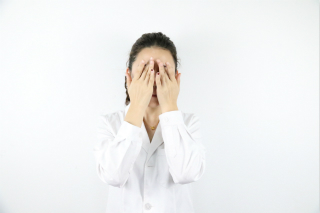 輕涂抹于臉部