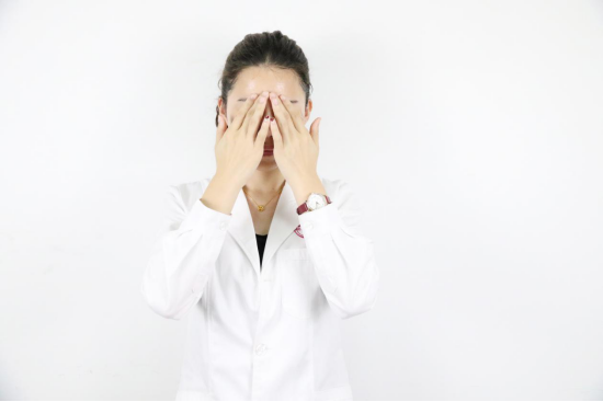 指腹輕柔按摩