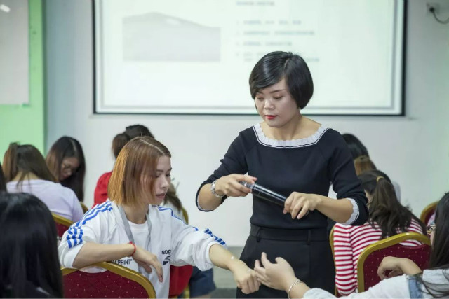 付鑫老師與員工們的互動