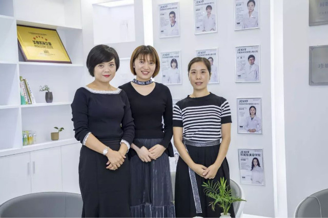 付鑫老師和莫老師合影留念