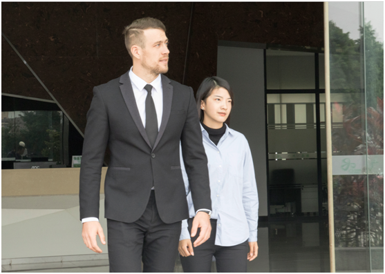 奧曼利副總裁與翻譯人員出門迎接珍妮膚