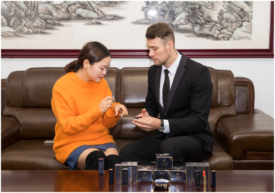 奧曼利副總裁向珍妮膚兩位老師介紹將上市新品