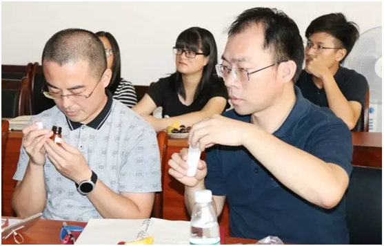 科盈工程師和相關教授試用樣品