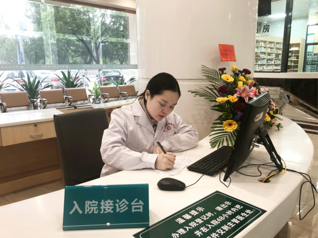 趙以蕊老師在接受咨詢
