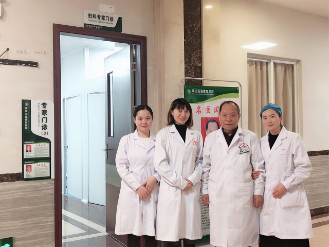 莫蕙妍、趙以蕊、葛曼青與金教授合影