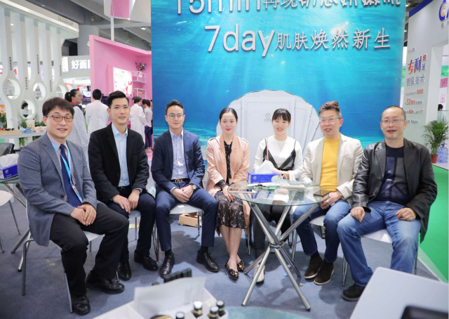 金院長、張元昊、威廉、趙以蕊、莫蕙妍，韓雨皮膚化妝品研究院總工程師潘武、總工程師黃工
