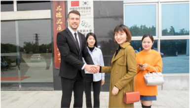 珍妮膚訪問美國彩妝品牌奧曼利中國區(qū)域研究中心